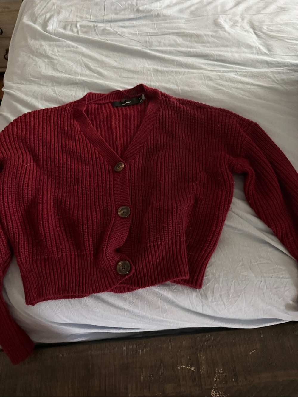Vero Moda Cropped Button-Up Cardigan in Burgundy